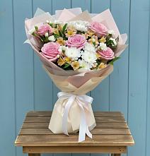 Букет цветов из:  Гвоздики, Орхидеи и Розы в Александровское Томской области