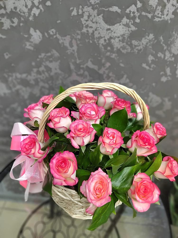 Цветочная композиция из Розы в корзине в Александровское Томской области