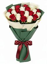 Букет Микс из красных и белых роз в Александровское Томской области