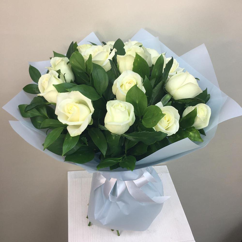 Букет 15 Белых роз Проуд в Александровское Томской области