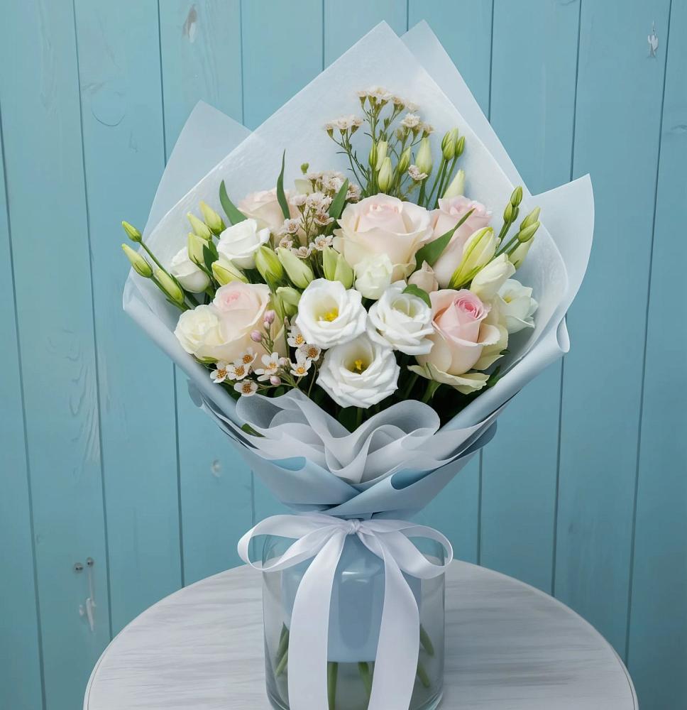 Букет цветов из: Розы и Лизиантусы в Александровское Томской области