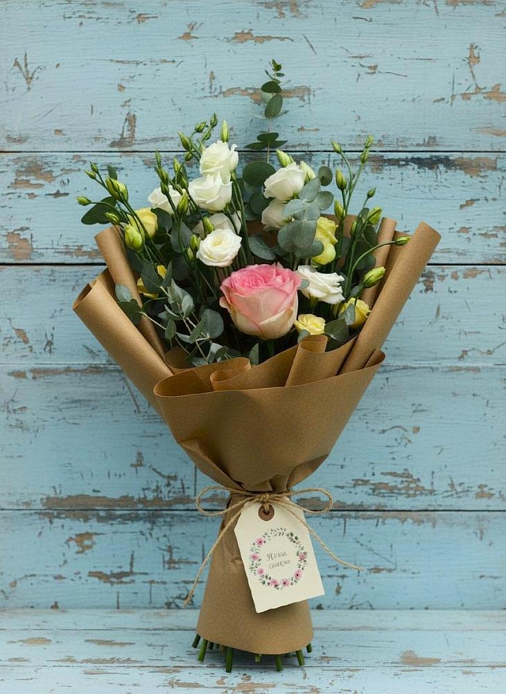 Букет цветов из: Розы и Лизиантусы в Александровское Томской области