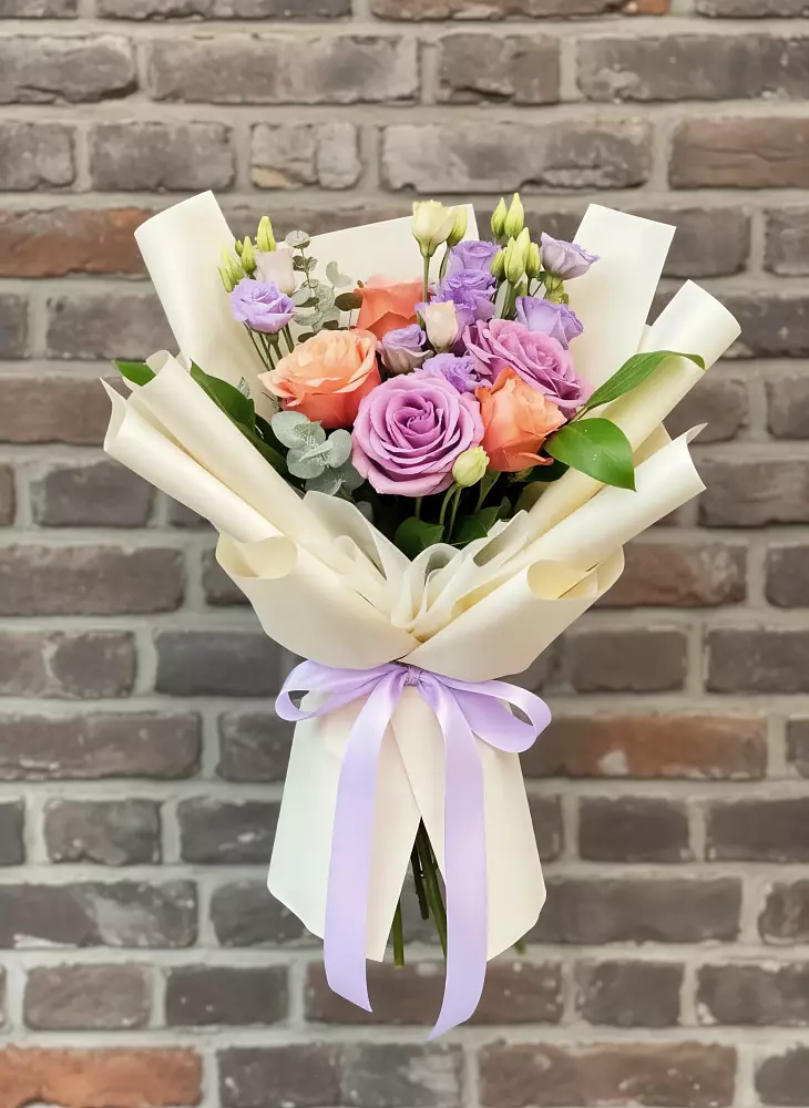 Букет цветов из: Лизиантусы и Розы в Александровское Томской области