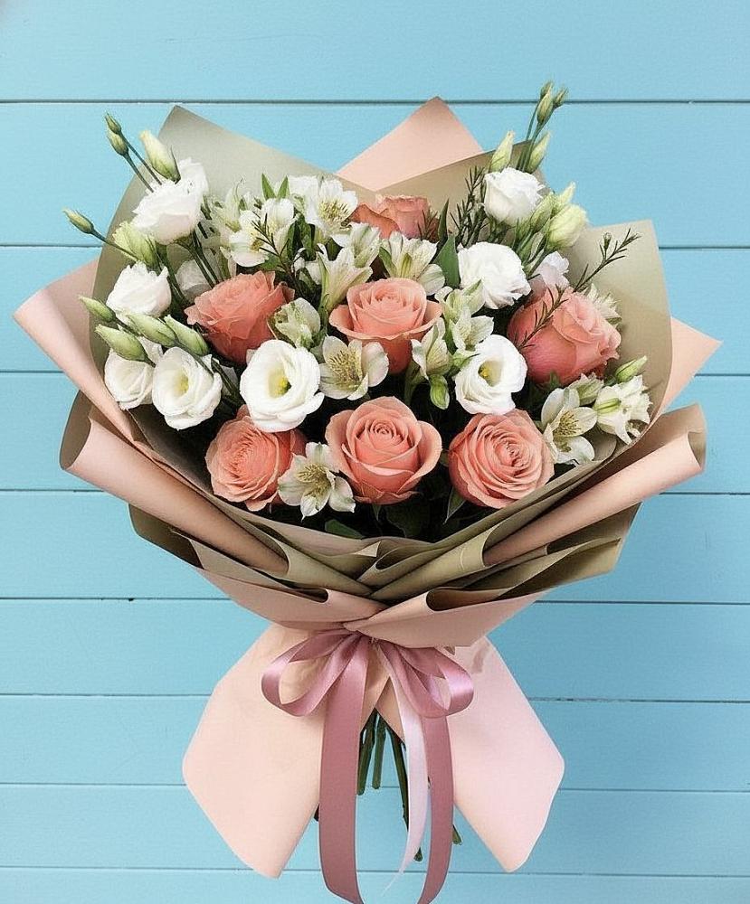 Букет цветов из: Розы, Альстромерии и Лизиантусы в Александровское Томской области