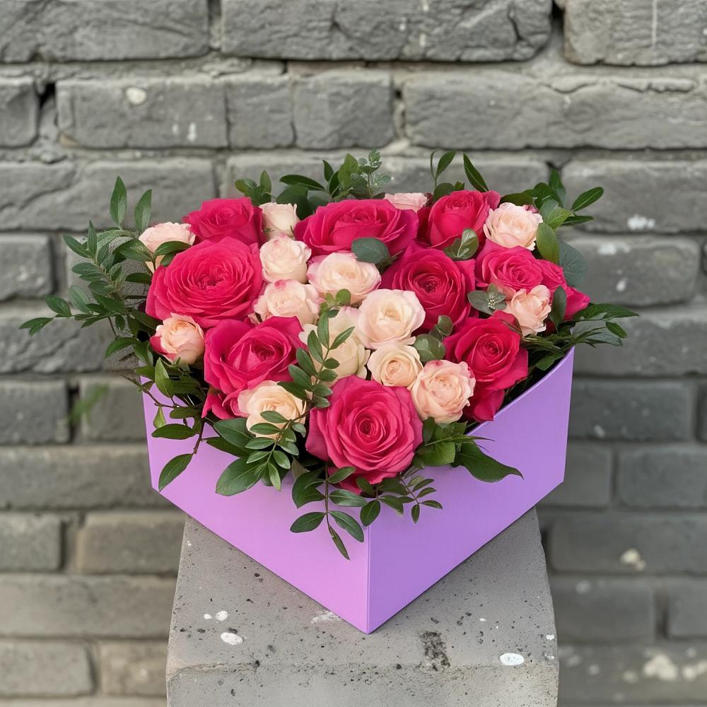 Цветочная композиция из Розы в коробке в Александровское Томской области