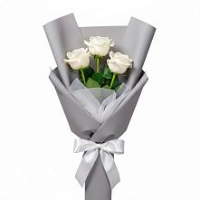Букет 3 белые розы в Александровское Томской области