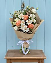Букет цветов из:  Альстромерии, Лизиантусы, Розы и Хризантемы в Александровское Томской области