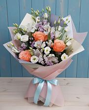 Букет цветов из:  Лизиантусы, Розы, Альстромерии и Гипсофила в Александровское Томской области