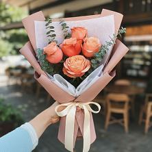 Букет цветов из:  Розы в Александровское Томской области