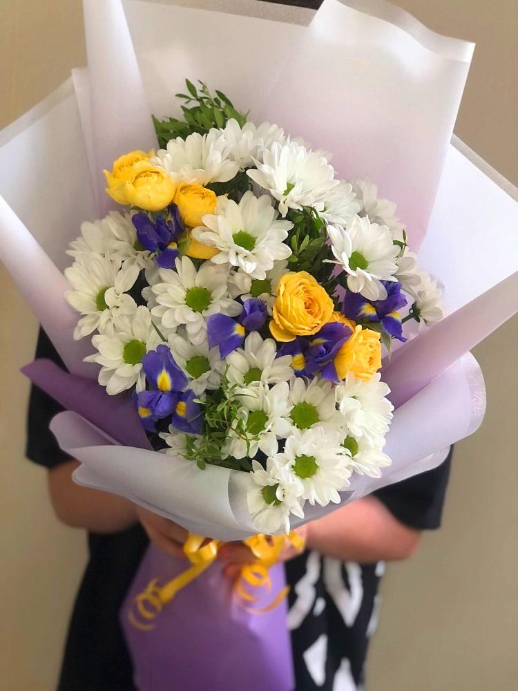 Букет цветов из: Ирисы, Хризантемы и Розы в Александровское Томской области
