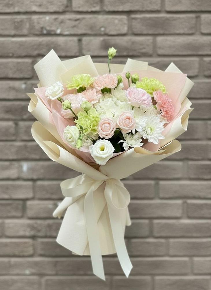 Букет цветов из: Гвоздики, Розы, Лизиантусы и Хризантемы в Александровское Томской области