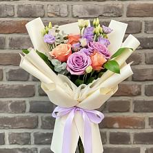 Букет цветов из:  Лизиантусы и Розы в Александровское Томской области