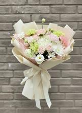 Букет цветов из:  Гвоздики, Розы, Лизиантусы и Хризантемы в Александровское Томской области