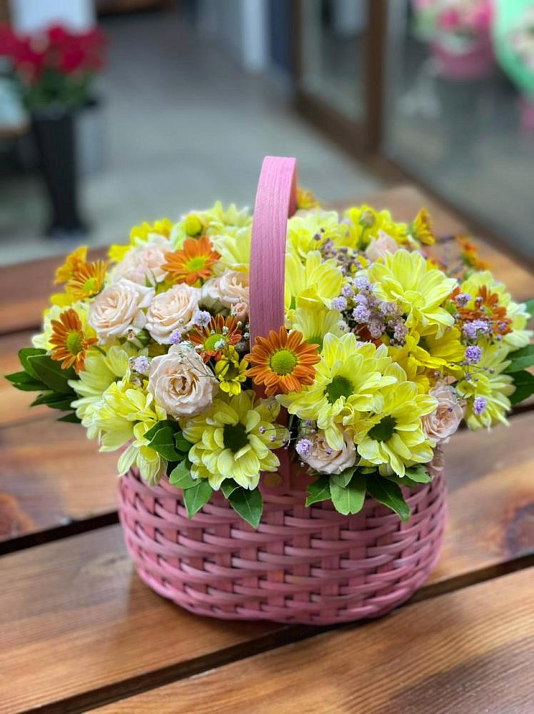 Цветочная композиция из Хризантемы и Розы в корзине в Александровское Томской области