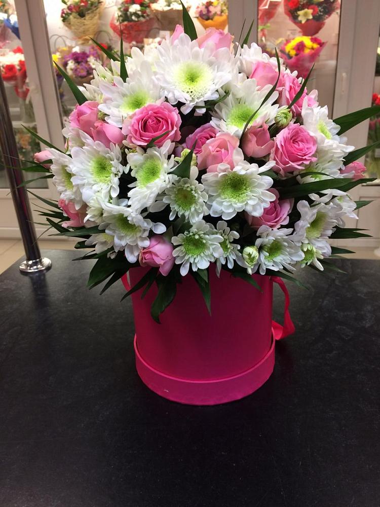 Цветочная композиция из Розы и Хризантемы в шляпной коробке в Александровское Томской области