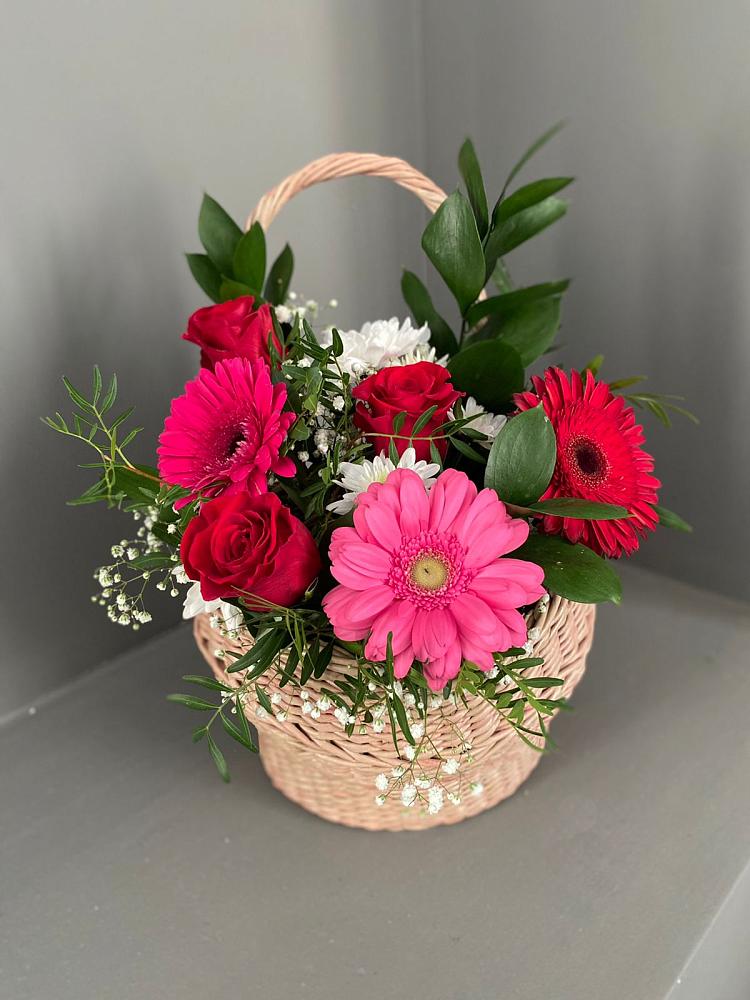 Цветочная композиция из Розы, Хризантемы и Герберы в корзине в Александровское Томской области