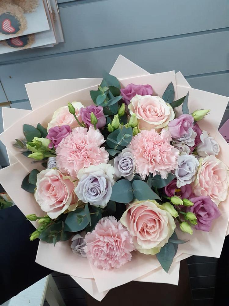 Букет цветов из: Розы, Гвоздики и Лизиантусы в Александровское Томской области