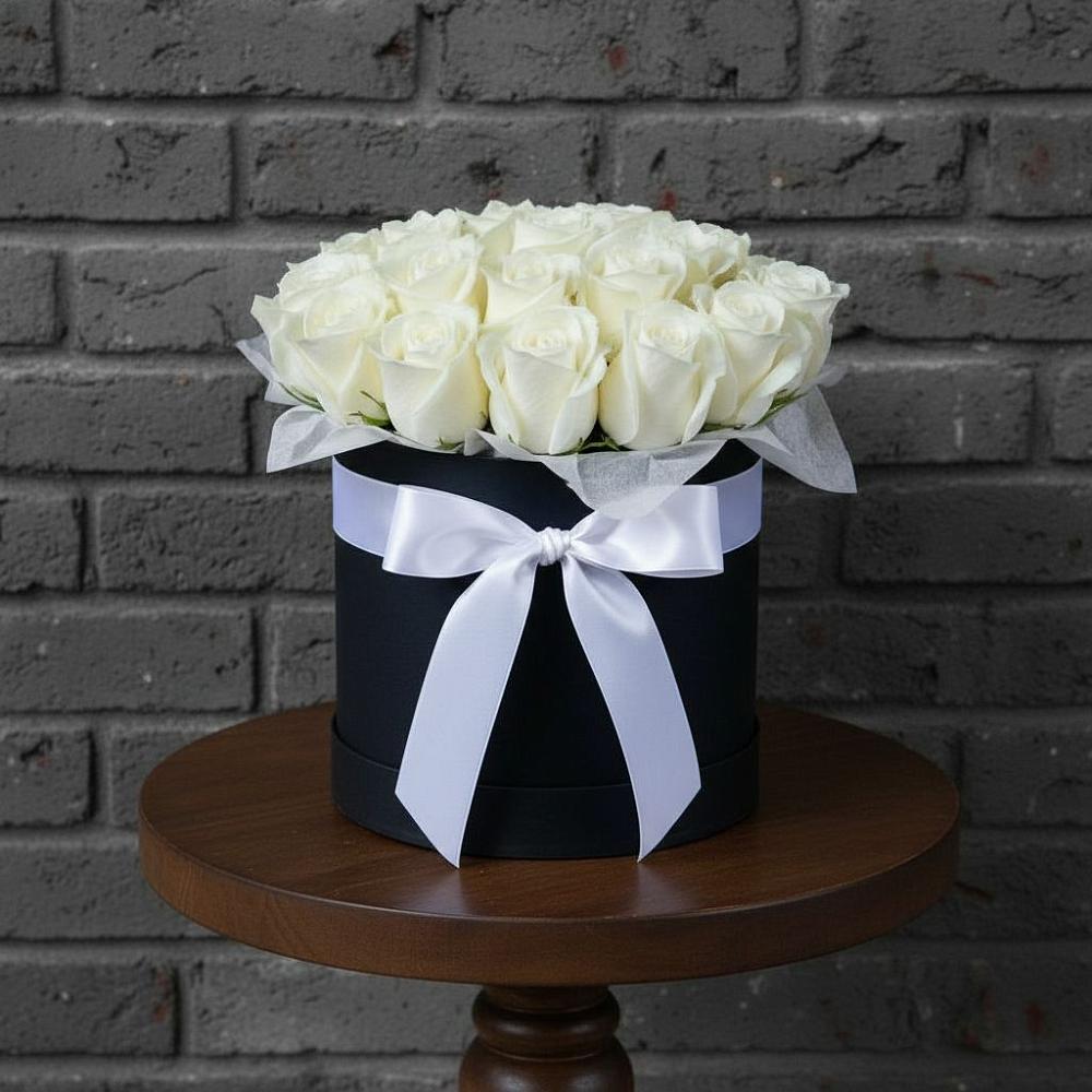 Цветочная композиция из Розы в шляпной коробке в Александровское Томской области