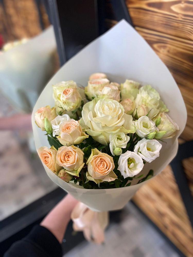 Букет цветов из: Розы и Лизиантусы в Александровское Томской области